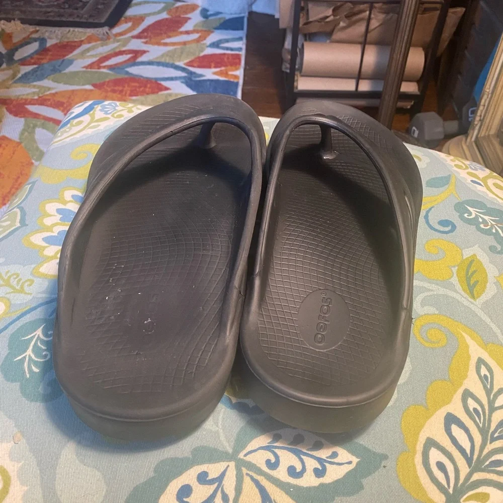 OOFOS Black Recovery Flip Flops Men 13